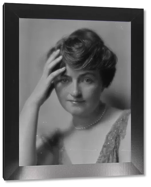 Jackson, Suzanne, Miss, portrait photograph, 1914 July 9. Creator: Arnold Genthe
