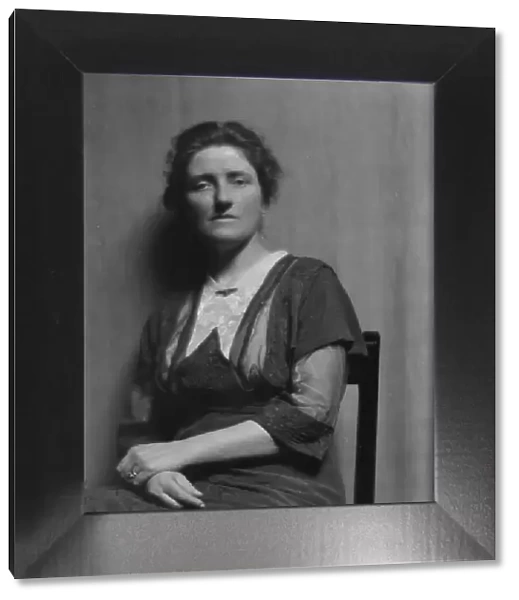Seymour, H.T. Mrs. portrait photograph, 1913. Creator: Arnold Genthe
