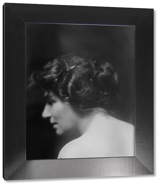 Shelton, Mrs. portrait photograph, 1913 July 17. Creator: Arnold Genthe