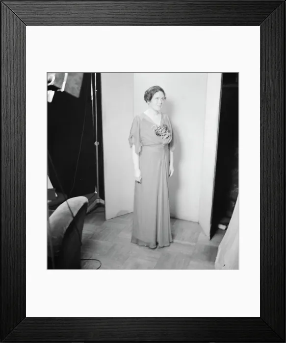 Framed Print : Ashton, E.L. Mrs. portrait photograph, between 1926 and 1942. Creator: Arnold Genthe Framed Print : Ashton, E.L. Mrs. portrait photograph, between 1926 and 1942. Creator: Arnold Genthe