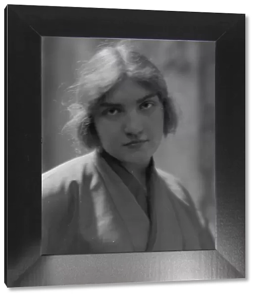 Kelly, Madeleine, Miss, portrait photograph, 1914 May 15. Creator: Arnold Genthe