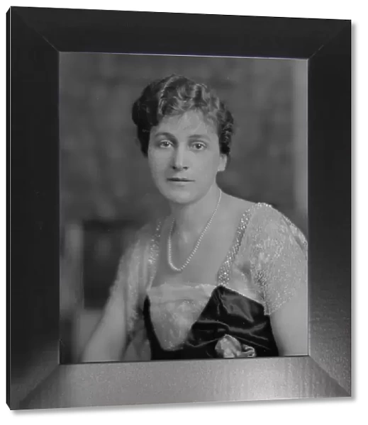 Tudhope, H.R. Mrs. portrait photograph, 1916. Creator: Arnold Genthe