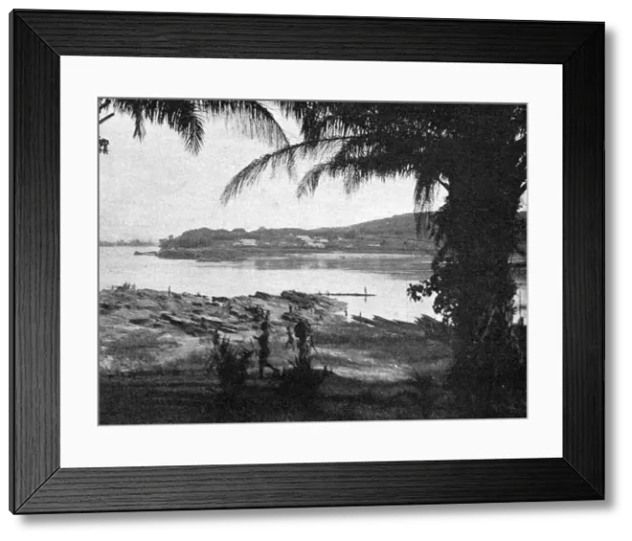 Framed Print : L'Oubangui a Mobaye; L'Ouest Africain, 1914. Creator: Unknown Framed Print : L'Oubangui a Mobaye; L'Ouest Africain, 1914. Creator: Unknown