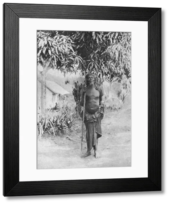 Framed Print : Un sorcier au Congo francais (Il porte en main l'insigne de ses fonctions... 1914. Creator: Unknown) Framed Print : Un sorcier au Congo francais (Il porte en main l'insigne de ses fonctions... 1914. Creator: Unknown)