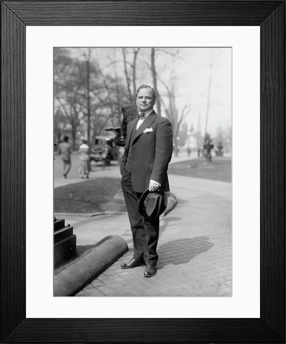 Framed Print : Indians, American - Maj. Victor M. Locke, Chief of The Choctaw, 1916. Creator: Harris & Ewing. Indians, American - Maj. Victor M. Locke, Chief of The Choctaw, 1916. Creator: Harris & Ewing Framed Print : Indians, American - Maj. Victor M. Locke, Chief of The Choctaw, 1916. Creator: Harris & Ewing. Indians, American - Maj. Victor M. Locke, Chief of The Choctaw, 1916. Creator: Harris & Ewing