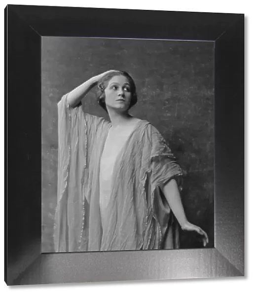 Kratzet, T. Miss, portrait photograph, 1917. Creator: Arnold Genthe