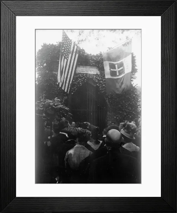 Framed Print : Italian Commission To U.S. - at Tomb of Washington, 1917. Creator: Harris & Ewing. Italian Commission To U.S. - at Tomb of Washington, 1917. Creator: Harris & Ewing Framed Print : Italian Commission To U.S. - at Tomb of Washington, 1917. Creator: Harris & Ewing. Italian Commission To U.S. - at Tomb of Washington, 1917. Creator: Harris & Ewing