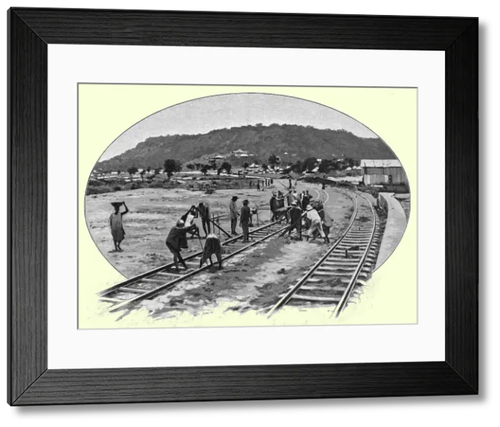 Framed Print : Indigenes travaillant au chemin de fer de la Nigeria du Nord; L'Ouest Africain, 1914. Creator: Unknown Framed Print : Indigenes travaillant au chemin de fer de la Nigeria du Nord; L'Ouest Africain, 1914. Creator: Unknown