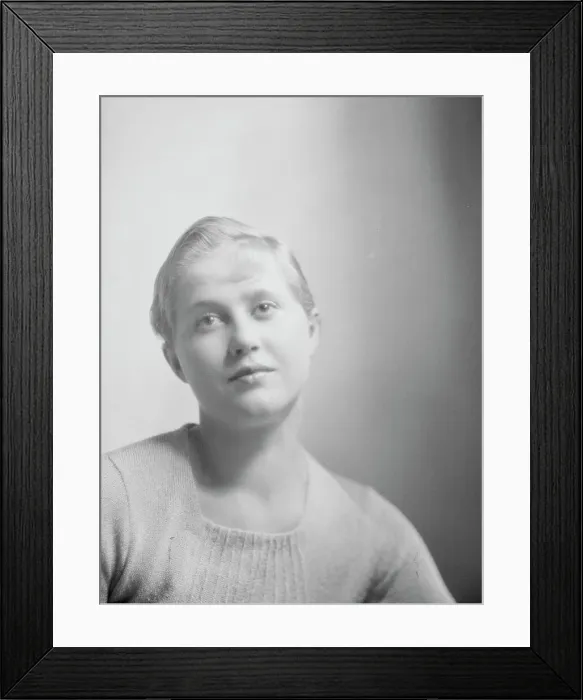 Framed Print : Lee, Margaret, Miss, portrait photograph, 1927 Creator: Arnold Genthe Framed Print : Lee, Margaret, Miss, portrait photograph, 1927 Creator: Arnold Genthe
