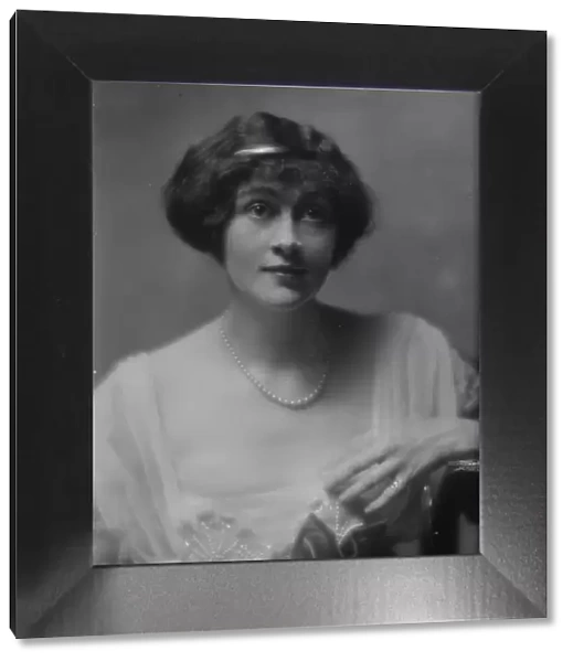 Le Breton, Marguerite, Miss, portrait photograph, 1913. Creator: Arnold Genthe