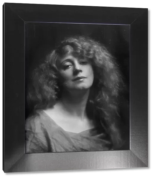 Unidentified woman, possibly Mrs. Ignace Paderewski or Mrs. Walter M. Werner... c1906-1913. Creator: Arnold Genthe
