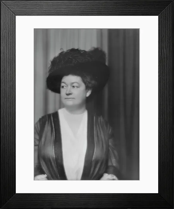Framed Print : Urchs, Ernst, Mrs. portrait photograph, 1913. Creator: Arnold Genthe Framed Print : Urchs, Ernst, Mrs. portrait photograph, 1913. Creator: Arnold Genthe