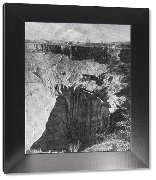 Le puits le plus important des gites diamantiferes de Kimberley; Afrique Australe, 1914. Creator: Unknown