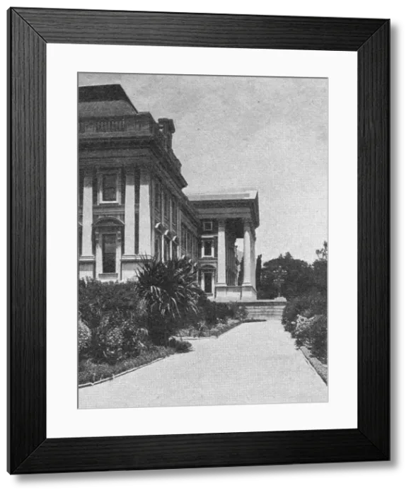 Framed Print : Le palais du Parlement au Cap; Afrique Australe, 1914. Creator: Unknown Framed Print : Le palais du Parlement au Cap; Afrique Australe, 1914. Creator: Unknown