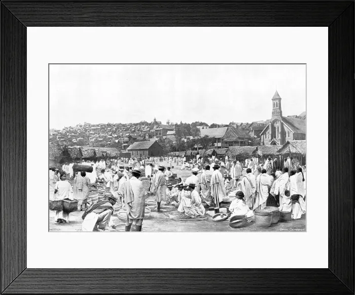 Framed Print : Un grand marche a Tananarive; Iles Africaines de la mer des Indes, 1914. Creator: Unknown Framed Print : Un grand marche a Tananarive; Iles Africaines de la mer des Indes, 1914. Creator: Unknown