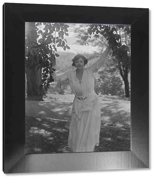 Leslie, Margeurite, standing outdoors, 1917 Aug. 18. Creator: Arnold Genthe