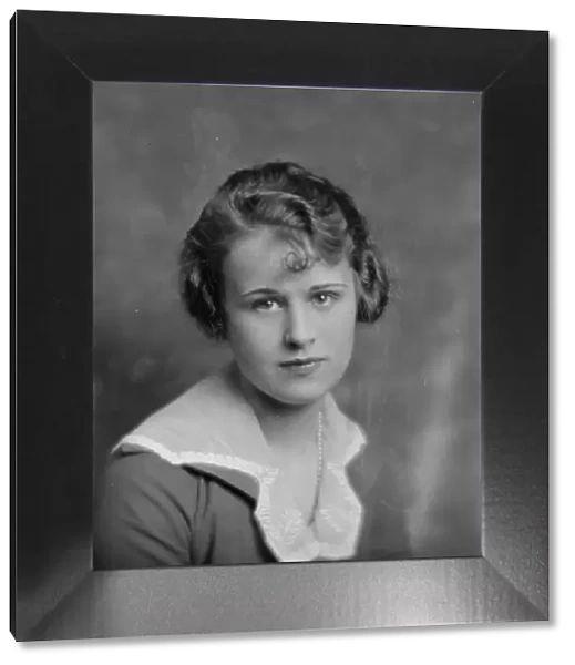 Locke, E. Miss, portrait photograph, 1916. Creator: Arnold Genthe