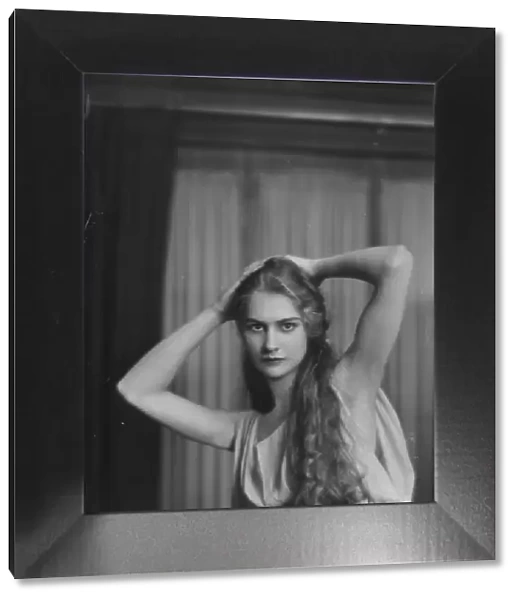 Lyons, Helen, Miss, portrait photograph, between 1917 and 1921. Creator: Arnold Genthe