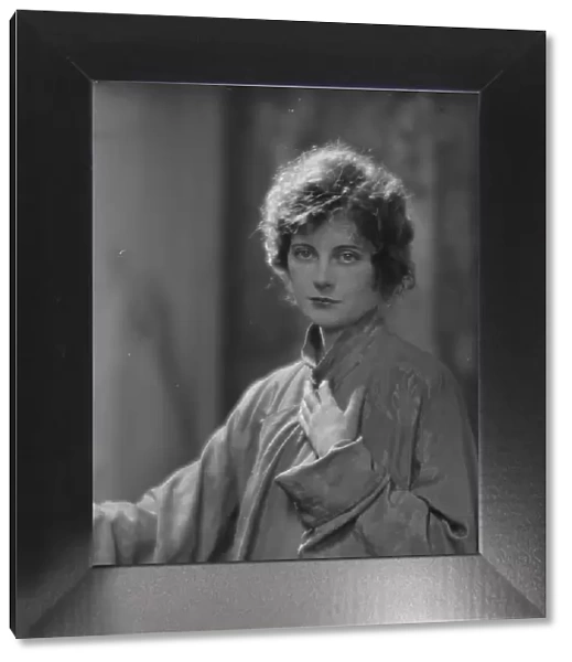 Marsh, Miss, portrait photograph, 1916. Creator: Arnold Genthe
