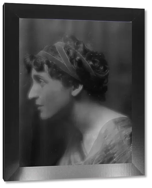 Namara-Toye, Mme. portrait photograph, 1912. Creator: Arnold Genthe