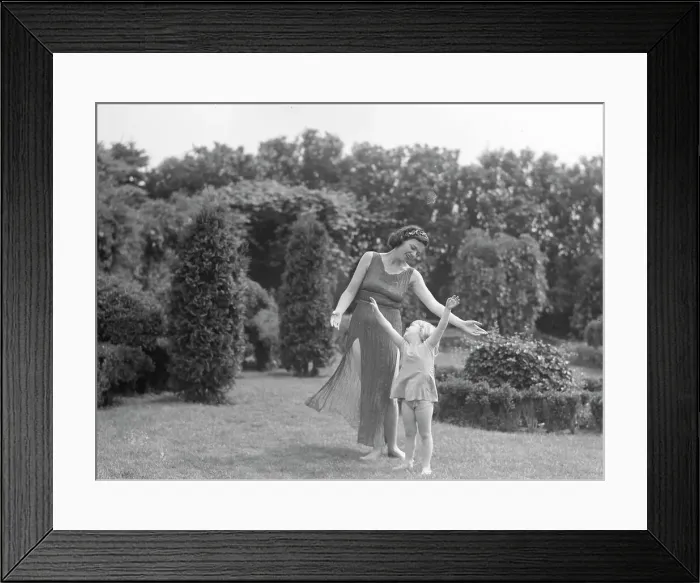 Framed Print : Anita Zahn dancers, between 1911 and 1942. Creator: Arnold Genthe Framed Print : Anita Zahn dancers, between 1911 and 1942. Creator: Arnold Genthe