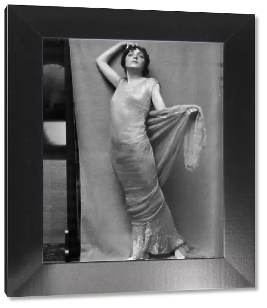 Namara-Toye, Mme. portrait photograph, 1912. Creator: Arnold Genthe