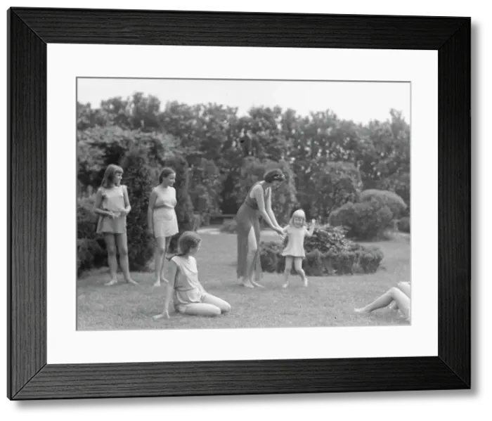 Framed Print : Anita Zahn dancers, between 1911 and 1942. Creator: Arnold Genthe Framed Print : Anita Zahn dancers, between 1911 and 1942. Creator: Arnold Genthe