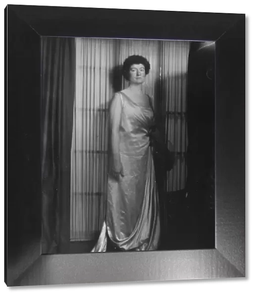 Mrs. Sidney Aske, portrait photograph, 1918. Creator: Arnold Genthe