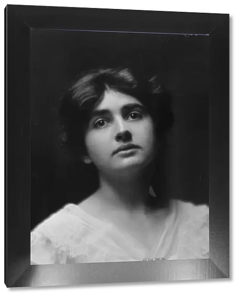 Ochs, Miss, portrait photograph, 1913. Creator: Arnold Genthe