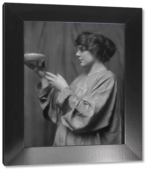 Ottie, Miss, portrait photograph, 1913. Creator: Arnold Genthe