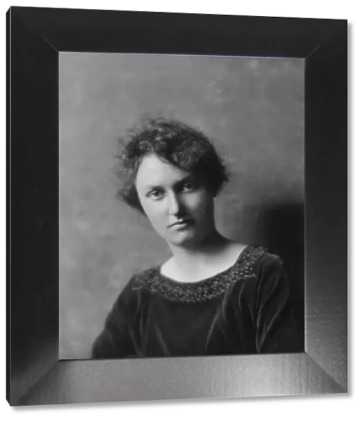 Preston, Evelyn, Miss, portrait photograph, 1916. Creator: Arnold Genthe