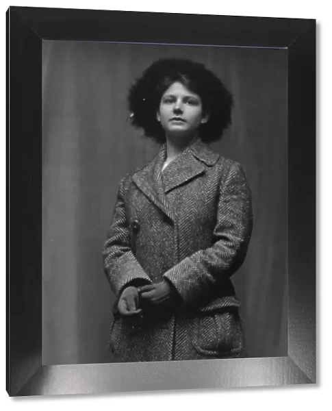 Urchs, Outonita, Miss, portrait photograph, 1913. Creator: Arnold Genthe