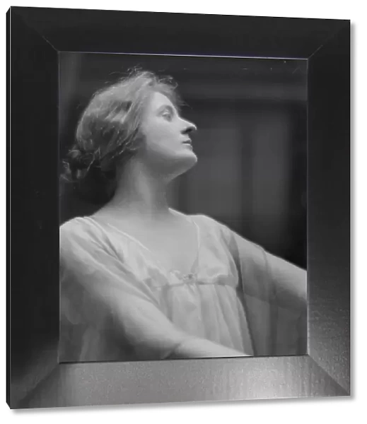 Valentine, Gwendolyn, Miss, portrait photograph, 1916. Creator: Arnold Genthe