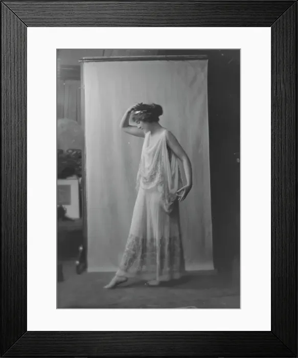Framed Print : Vaughan, Edith, Miss, portrait photograph, 1916 Apr. Creator: Arnold Genthe