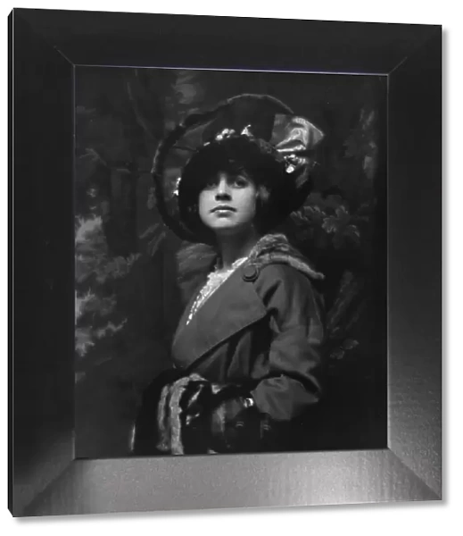 Wade, Miss, portrait photograph, 1913. Creator: Arnold Genthe