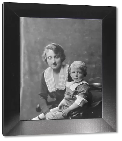 Mrs. O. Chase and child, portrait photograph, 1918 May 16. Creator: Arnold Genthe