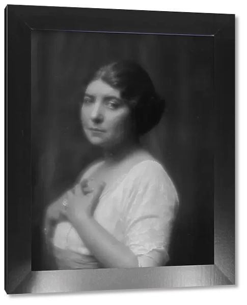 Ware, Helen, Miss, portrait photograph, 1913. Creator: Arnold Genthe