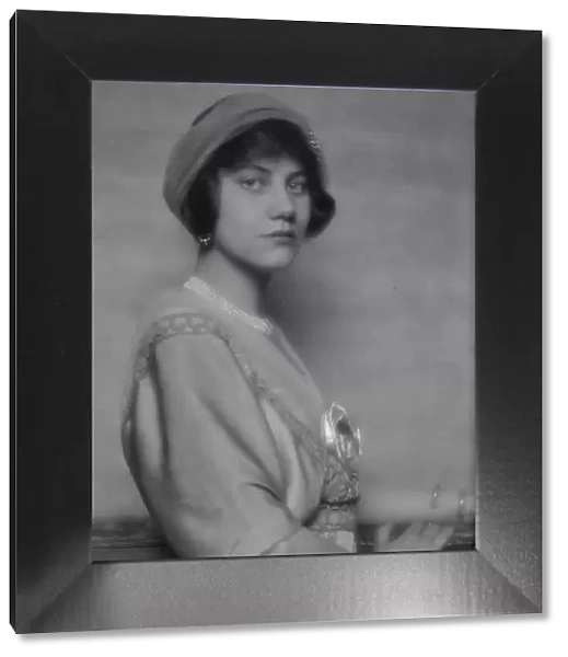 Wyatt, Florence, Miss, portrait photograph, 1912 May 24. Creator: Arnold Genthe