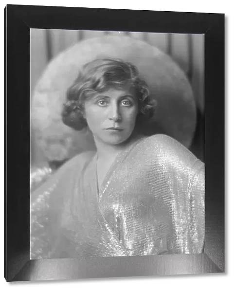 Yurka, Blanche, Miss, portrait photograph, 1915. Creator: Arnold Genthe