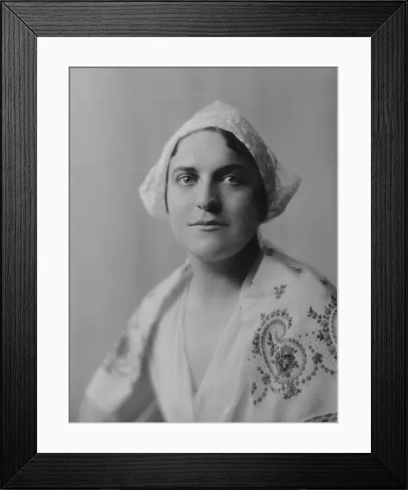 Framed Print : Spencer, Miss, portrait photograph, 1916. Creator: Arnold Genthe Framed Print : Spencer, Miss, portrait photograph, 1916. Creator: Arnold Genthe