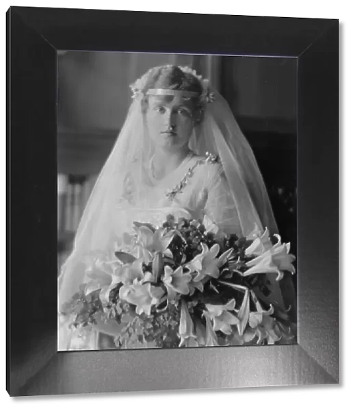 Cheney, Julia de Forest, Miss, portrait photograph, 1915. Creator: Arnold Genthe