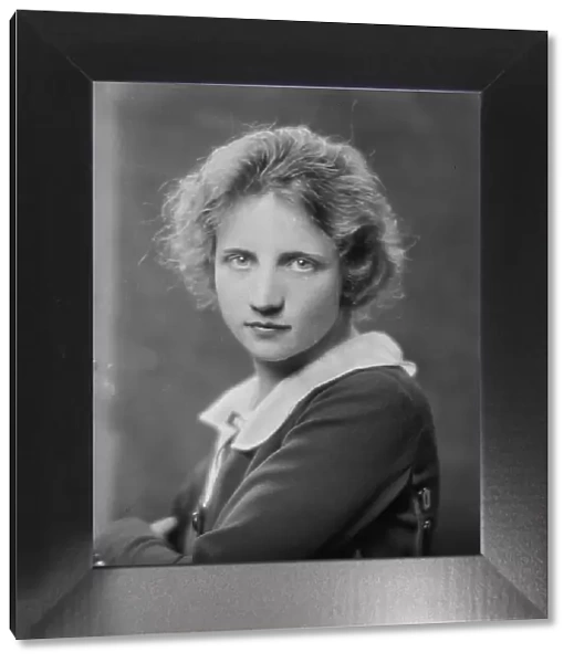 Sterling, Pauline, Miss, portrait photograph, 1913. Creator: Arnold Genthe