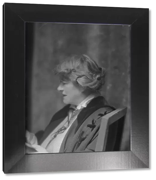 Terry, Ellen, Miss, portrait photograph, 1915. Creator: Arnold Genthe