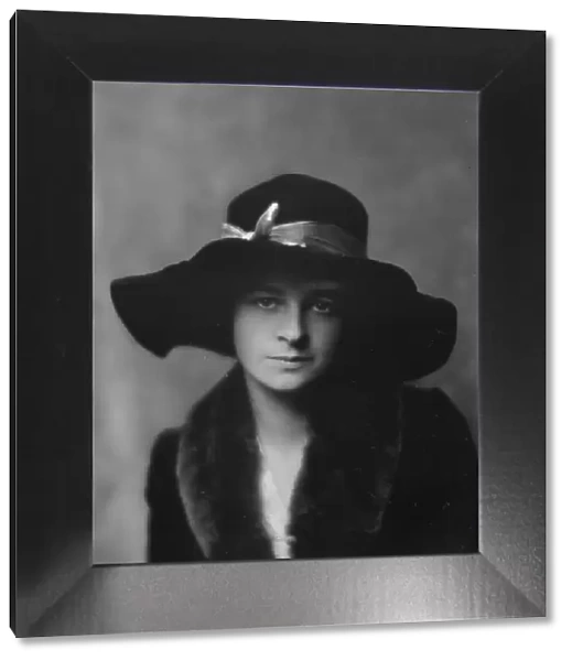 Townsend, Phyllis, Miss, portrait photograph, 1917 Dec. Creator: Arnold Genthe