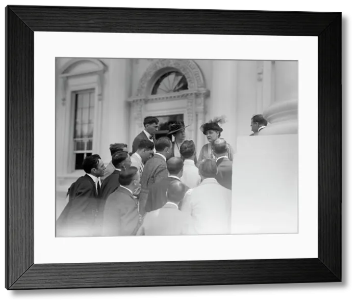 Framed Print : Press Correspondents with Lillian Wald And Jane Addams, 1916. Creator: Harris & Ewing. Press Correspondents with Lillian Wald And Jane Addams, 1916. Creator: Harris & Ewing Framed Print : Press Correspondents with Lillian Wald And Jane Addams, 1916. Creator: Harris & Ewing. Press Correspondents with Lillian Wald And Jane Addams, 1916. Creator: Harris & Ewing