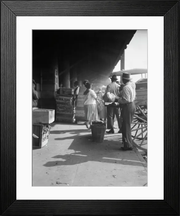 Framed Print : Market scene, New Orleans, between 1920 and 1926. Creator: Arnold Genthe