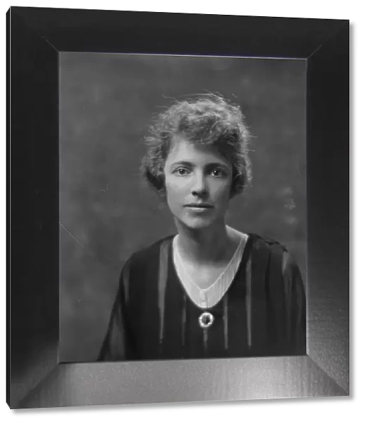 Mrs. Irving Olds, portrait photograph, 1918 Mar. 27. Creator: Arnold Genthe