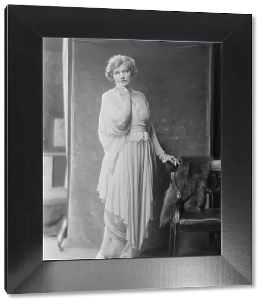 Miss Louise Prussing, portrait photograph, 1918 May 31. Creator: Arnold Genthe