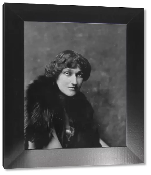 Miss Katherine Richards, portrait photograph, 1917 Dec. Creator: Arnold Genthe