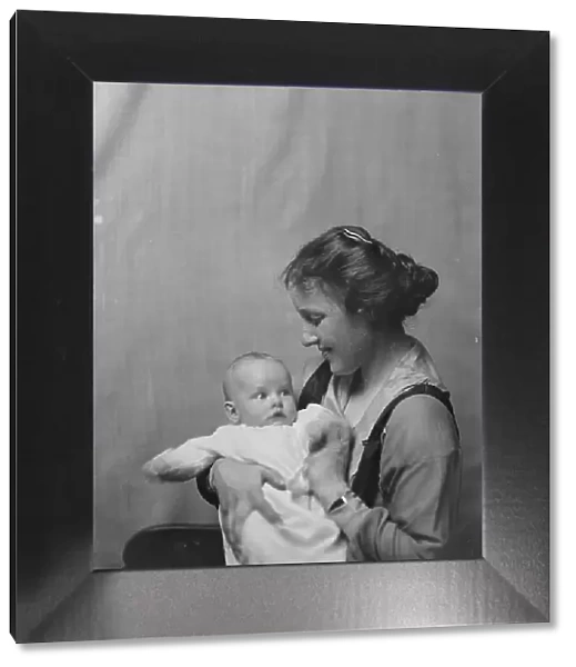 Mrs. Baldwin Smith, and baby, portrait photograph, 1918 Nov. 23. Creator: Arnold Genthe